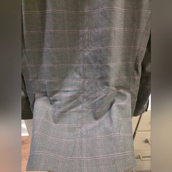 Mens 38r SEAN JOHN 2 Piece Gray/Purple Windowpane Suit. - Picture 4 of 7